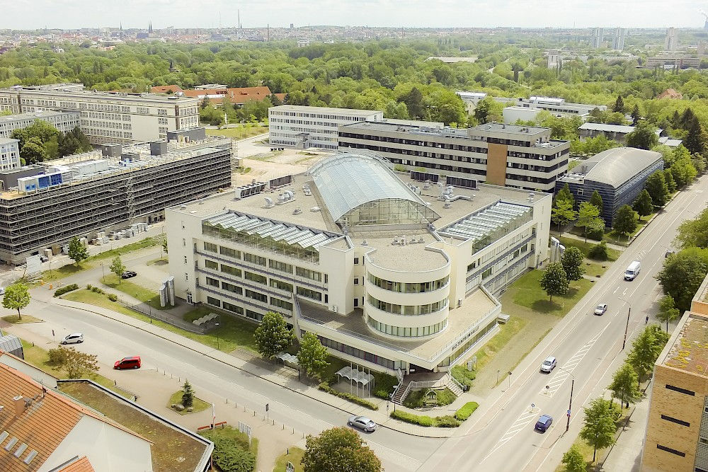 Blick auf das Biozentrum und das Institut für Biochemie und Biotechnologie am Weinberg-Campus