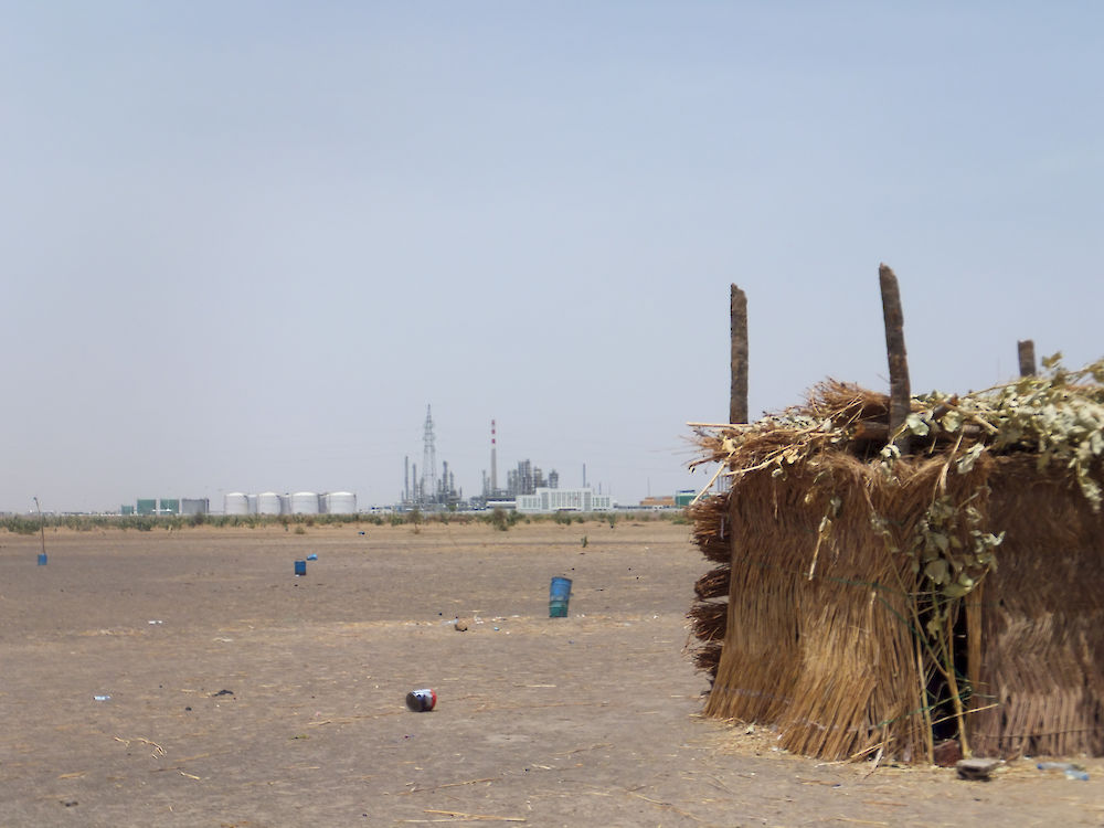 Tradition and modernity: In Chad oil firms are located in direct proximity to traditional huts of the local population. Dr Andrea Behrends has been studying the social and cultural impact of oil production since 2003.
