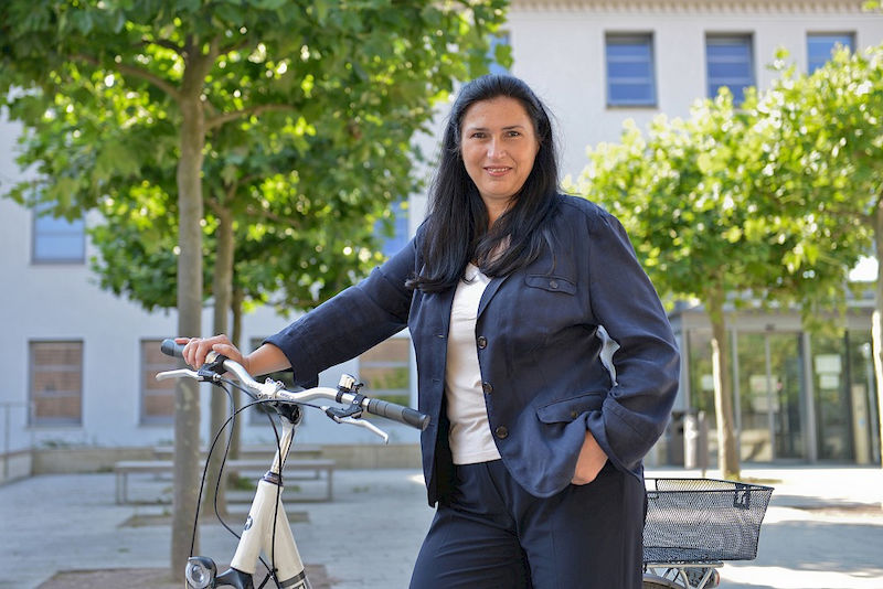 Zwischen ihren beiden Arbeitsplätzen pendelt Kathrin Hirschinger am liebsten mit dem Fahrrad.