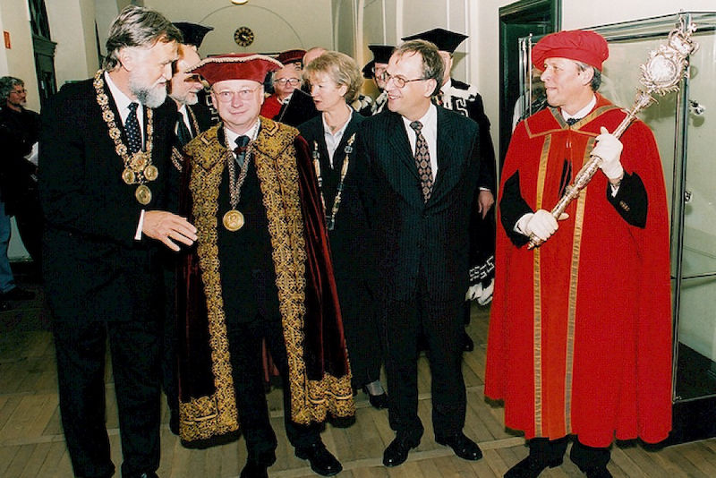 Rektor Wilfried Grecksch (2. v. l.) 2001 bei der traditionellen Disputation in Wittenberg am Reformationstag.