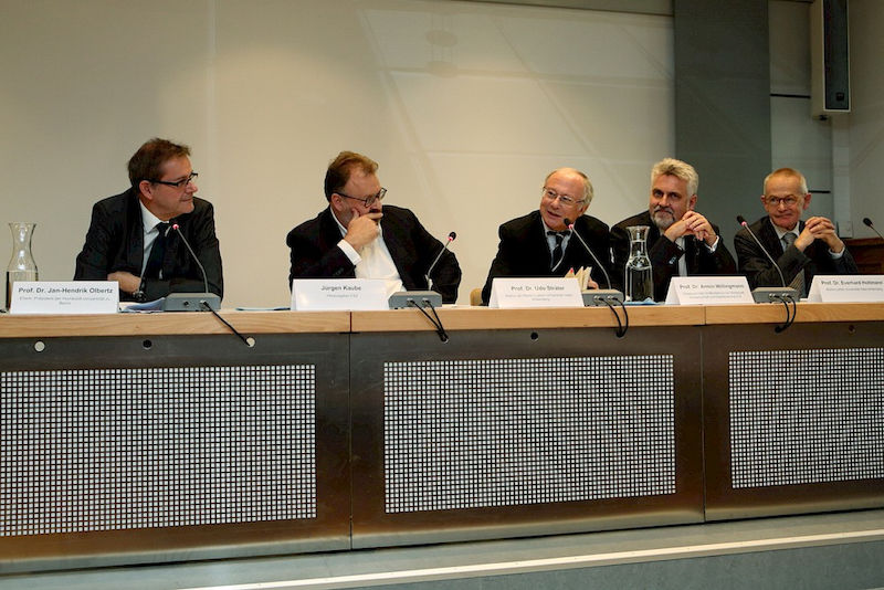 Jan-Hendrick Olbertz, Jürgen Kaube, Udo Sträter, Armin Willingmann und Everhard Holtmann bei der Disputation in Wittenberg.
