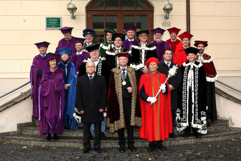 Die Mitglieder des Akademischen Senats vor der Stiftung Leucorea.
