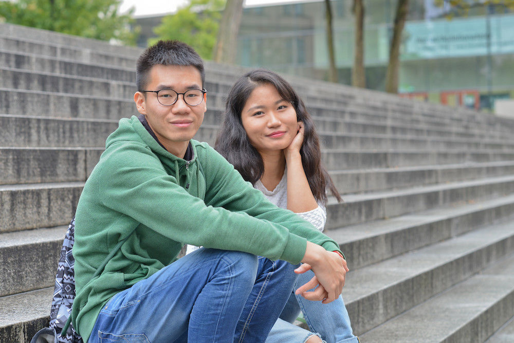 Von links: Die beiden Master-Studenten Weiwei Gao und Ran Liu fühlen sich in Halle wohl.