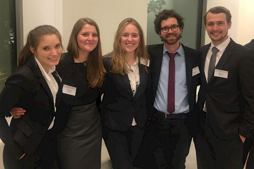 Das hallesche Team beim Moot-Court in Warschau. Von links: Lena Lüken, Anja Weichold, Alicia Meier, Moot-Court-Coach Kevin Crow und Julian Arendt.