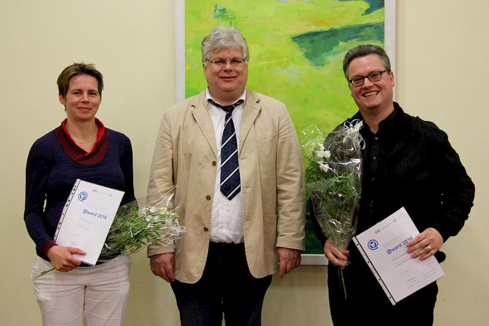 Von links: Preisträgerin Dr. Katrin Bittrich, der Prorektor für Studium und Lehre Prof. Dr. Wolf Zimmermann und Preisträger Dr. Marcus Bergmann.