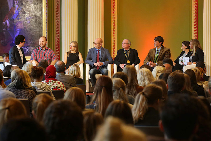Beim Ersti-Talk standen unter anderen Rektor Prof. Dr. Udo Sträter und Oberbürgermeister Bernd Wiegand den Studierenden Rede und Antwort.
