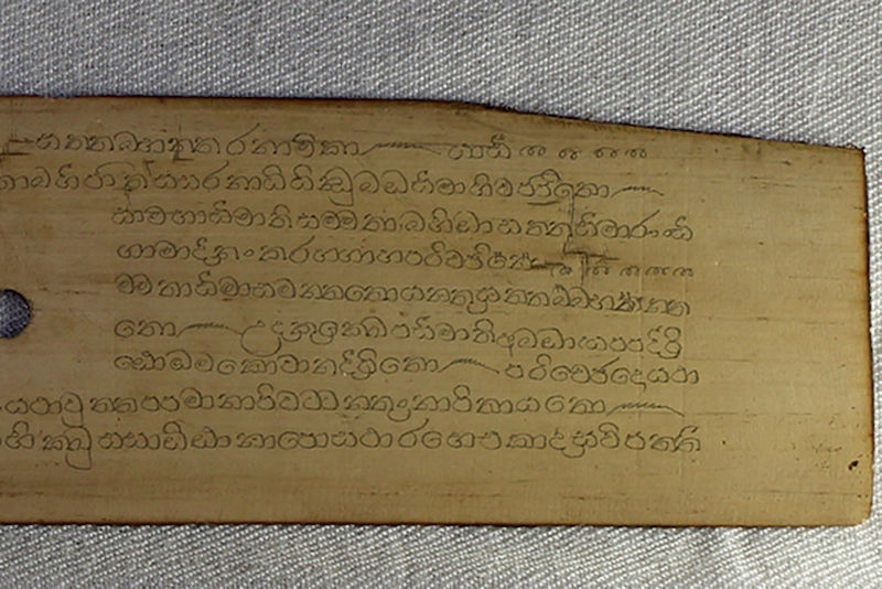 Forschungsobjekt aus dem 13. Jahrhundert: Ein in Pāli beschriebenes Palmblattmanuskript.