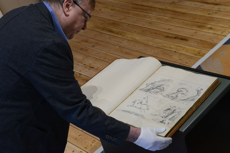 Prof. Dr. Stefan Lehmann und der Klebeband mit Zeichnungen von Camillo Paderni