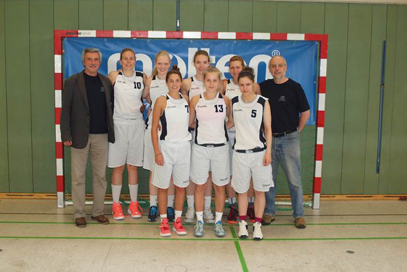 Das Basketball-Team der Uni Halle mit seinen beiden Betreuern Dr. Martin Dornhoff, Trainer beim SV Halle, und Prof. Dr. Paul Molitor vom Institut für Informatik.