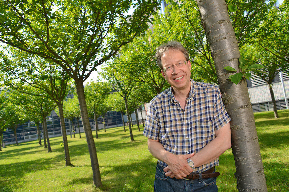 Freut sich auf seine indischen Gäste: Prof. Dr. Sven-Erik Behrens vor dem Institut für Biochemie und Biotechnologie am Weinberg-Campus.