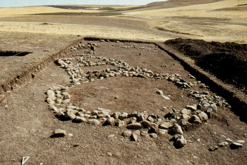 Bei der Ausgrabung fanden die Forscher auch diese Steinfundamente eines Rundhauses.