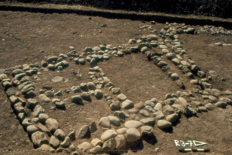 Steinfundamente des rechteckigen Anbaus eines Hauses