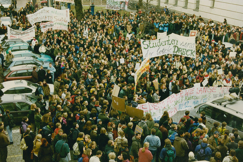Studenten protestieren auf dem Uniplatz.