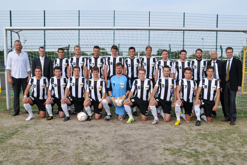 Das MLU-Team mit Trainer Thomas Diedrich (l.) und Kanzler Dr. Martin Hecht (r.)