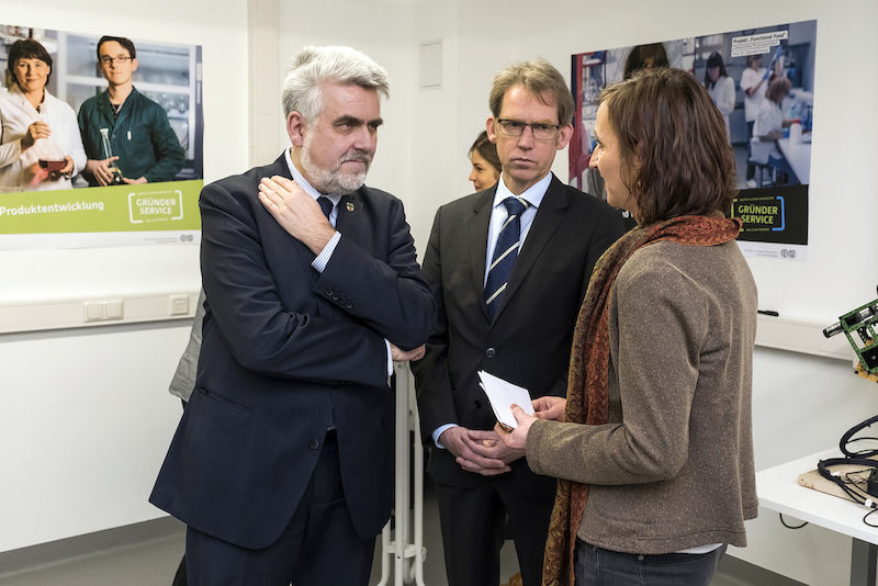 Minister Armin Willingmann (link) informiert sich bei Prorektor Michael Bron und Gründerservice-Leiterin Susanne Hübner über das Gründungsgeschehen an der Universität.