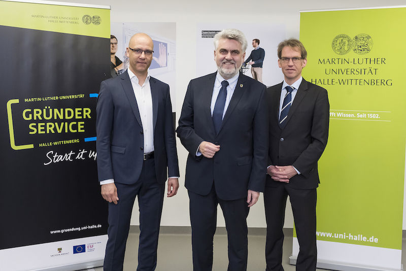 TGZ-Geschäftsführer Ulf-Marten Schmieder (links), Wissenschaftsminister Prof. Dr. Armin Willingmann und Prorektor Prof. Dr. Michael Bron