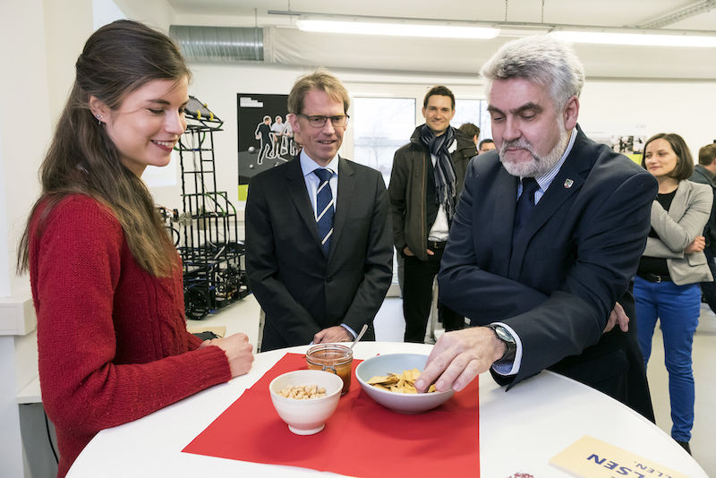 Emelie Wegner, Gründerin des Start-ups "Hülsenreich", präsentierte Armin Willingmann gesunde Snacks.