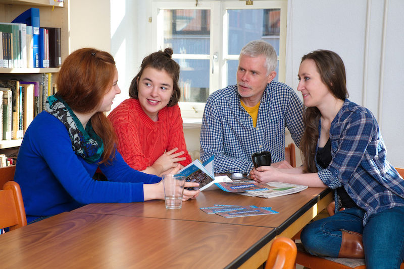 Gute Planung: Sprecherin Annegret Vesely bespricht das neue Programmheft mit Seelsorger Thomas Lazar und den Studierenden Mara Klein und Antonia Manthey (v.r.).