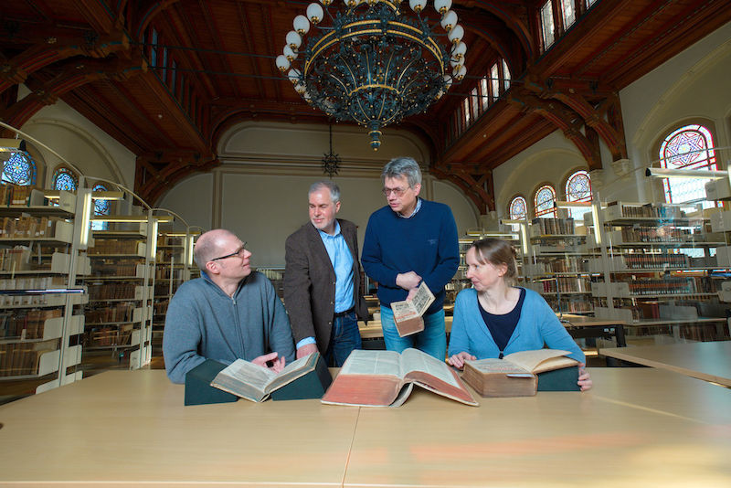 Für ihr Projekt nutzen Dr. Martin Kühnel, Projektleiter Dr. Frank Grunert, Dr. Matthias Hambrock sowie Dr. Andrea Thiele (v.l.) Quellen, die zuvor aus Archiven und Bibliotheken zusammengetragen wurden.