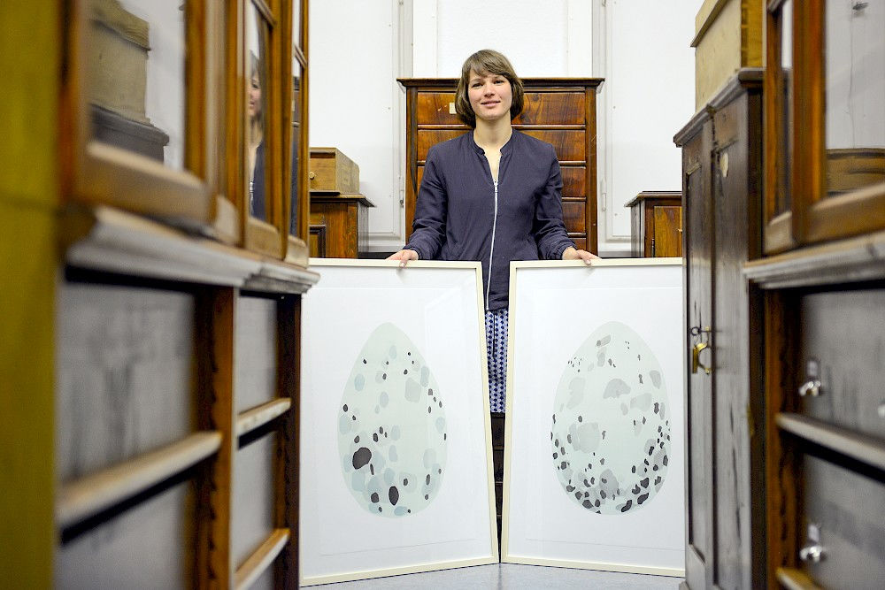 Friederike von Hellermann zeigt ihre Arbeit im Zentralmagazin Naturwissenschaftlicher Sammlungen.