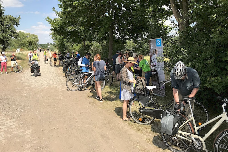 Nach etwa der Hälfte der Strecke erwartet die Gruppe ein heiß ersehnter Verpflegungsstand.