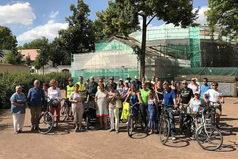Pünktlich um 16 Uhr: Ankunft in Bad Lauchstädt. Im Hintergrund ist das eingerüstete Goethe-Theater zu sehen, an dem gerade gearbeitet wird.