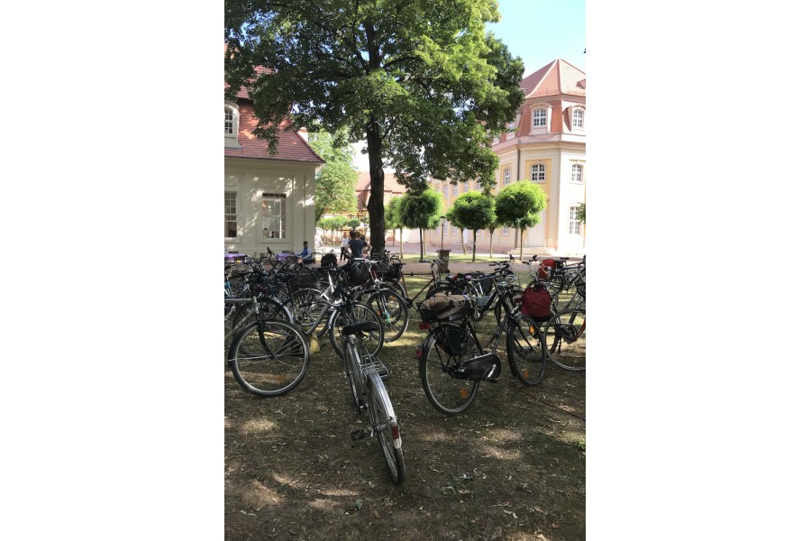 Während die Fahrerinnen und Fahrer sich Speis, Trank und dem Musikprogramm widmen, ruhen die Räder in den Kuranlagen.