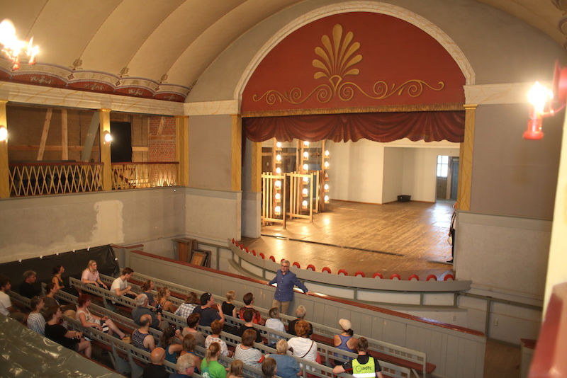 ...von Geschäftsführer René Schmidt (vorn)