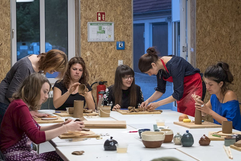 Unter Anleitung von Almuth Lohmann-Zell (2.v.r.) arbeiten die Kursteilnehmerinnen in der neuen Kreativwerkstatt an ihren Gefäßen.