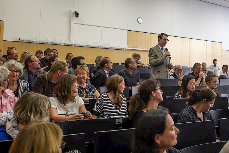 Mitarbeiter der Universität und Studierende verfolgten die Vorstellung der Kandidaten, stellten zum Teil auch Fragen.