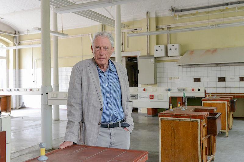 Frank Kuschel an seiner alten Wirkungsstätte, der Mühlpforte 1. Über Generationen wurden hier hallesche Chemiker ausgebildet.