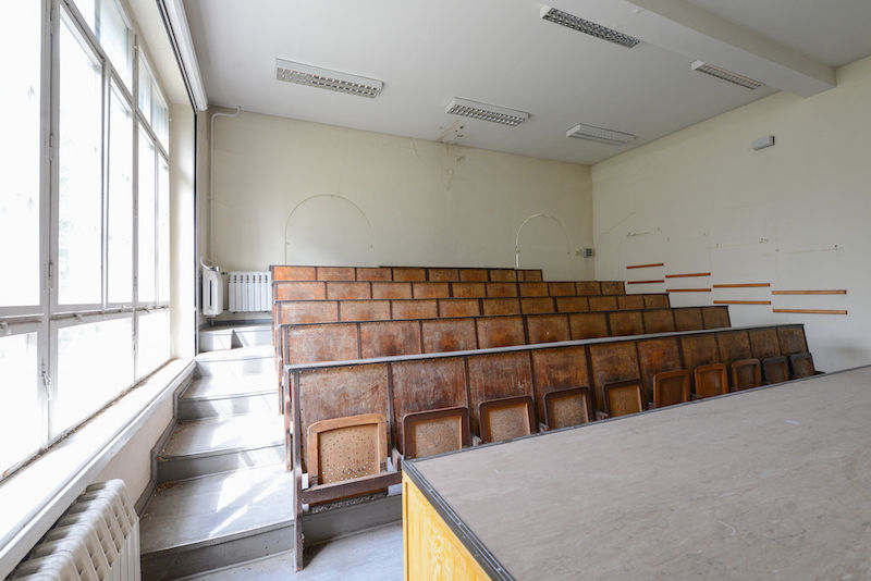 Der kleine Hörsaal beherbergt die ursprüngliche Bestuhlung.