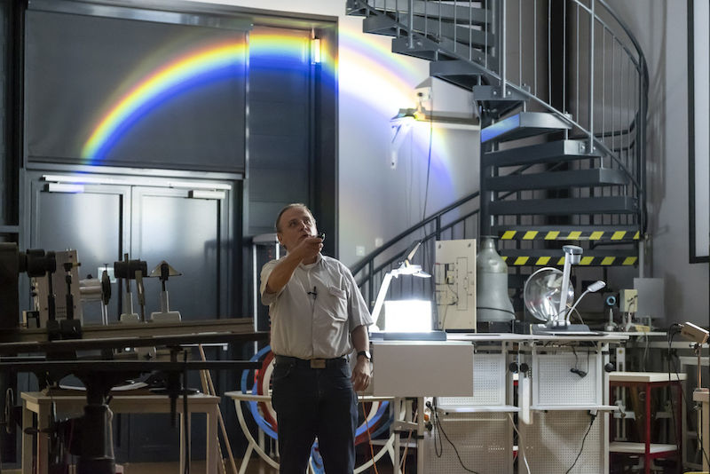 Physiker Detlef Reichert begeisterte die Besucher der Langen Nacht mit einem künstlichen Regenbogen.