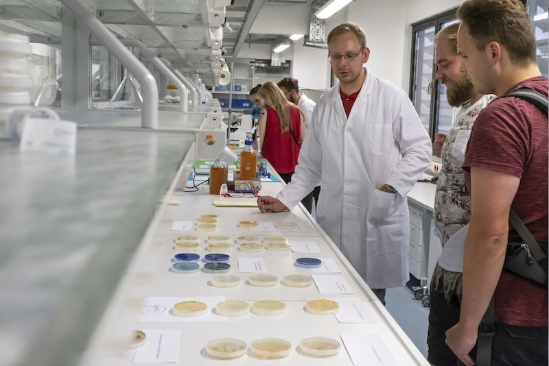 Im Institut für Biochemie konnten die Besucher verschiedene Bakterienkulturen begutachten …