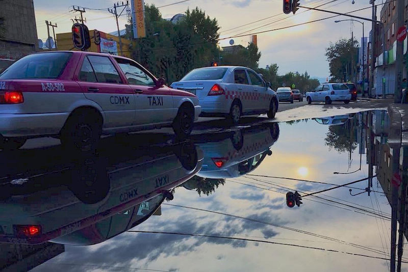 Auch das Foto von Alexander aus Mexiko ist mathematisch interessant: Durch das Wasser auf der Straße entsteht eine Spiegelung der Fahrzeuge. Er ist im Wettbewerb ebenfalls Erstplatzierter.