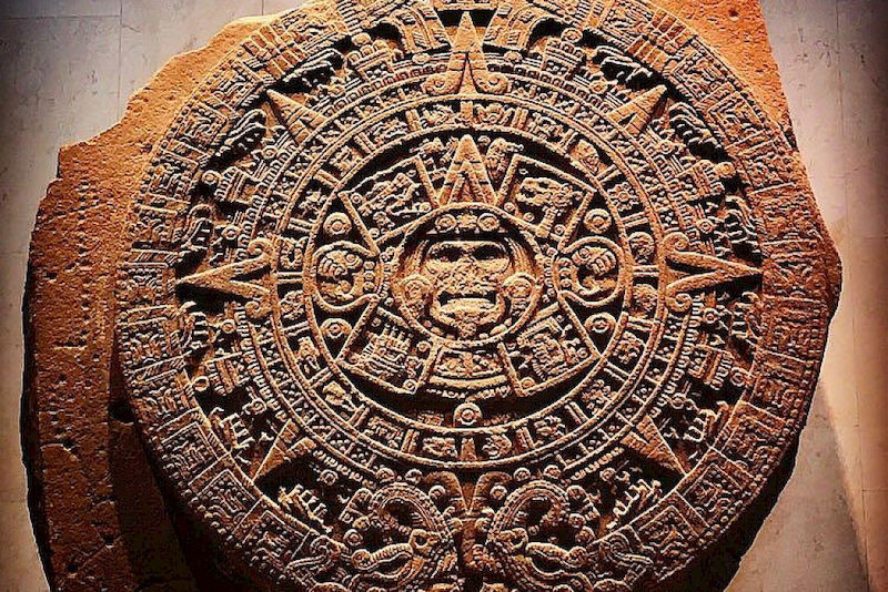 Mariana aus Mexiko hat ein Foto von einem steinernen Aztekenkalender in einem mexikanischen Museum gemacht. Er besteht aus zwei Rädern, die Zahlen und Symbole miteinander verknüpfen. Dadurch sind 260 verschiedene Kombinationen möglich, die die Tage des Kalenders zeigen.