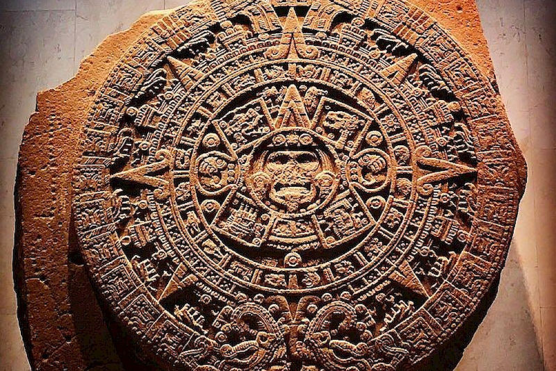 Mariana aus Mexiko hat ein Foto von einem steinernen Aztekenkalender in einem mexikanischen Museum gemacht. Er besteht aus zwei Rädern, die Zahlen und Symbole miteinander verknüpfen. Dadurch sind 260 verschiedene Kombinationen möglich, die die Tage des Kalenders zeigen.