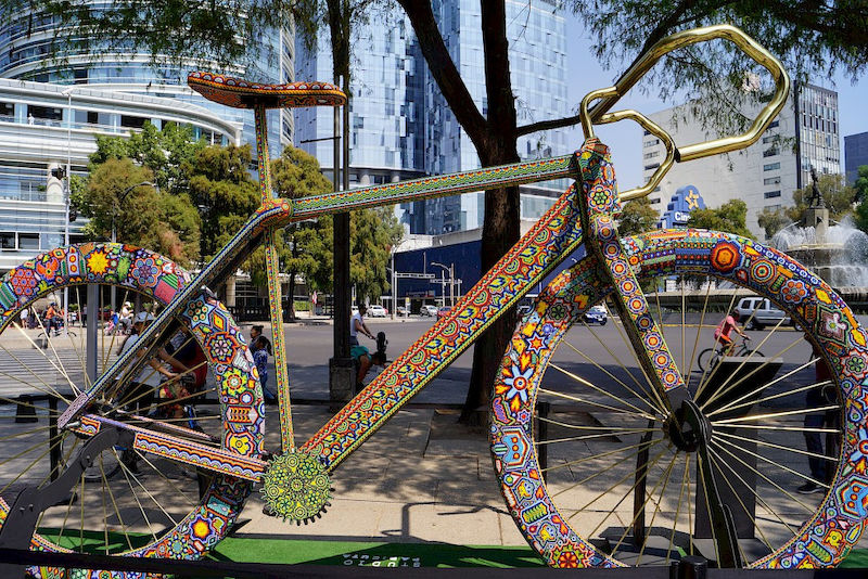 Sofias zweites Bild zeigt ein Fahrrad, das durch zahlreiche geometrische Formen auf Rahmen, Reifen und Sattel ins Auge fällt.