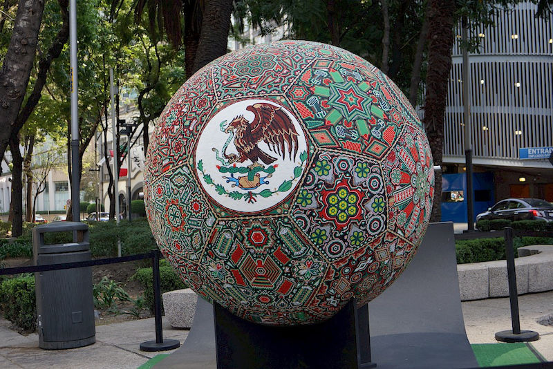 Sofia aus Mexiko hat eine Kugel mit geometrischen Verzierungen fotografiert, die die Form eines Ikosaederstumpfes hat. Mit dem Bild hat sie im Fotowettbewerb den ersten Platz belegt.