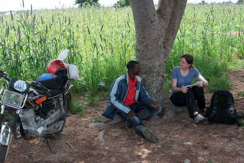 Janina Kleemann im Gespräch mit einem Mitarbeiter eines landwirtschaftlichen Beratungsdienstes in Nordghana.
