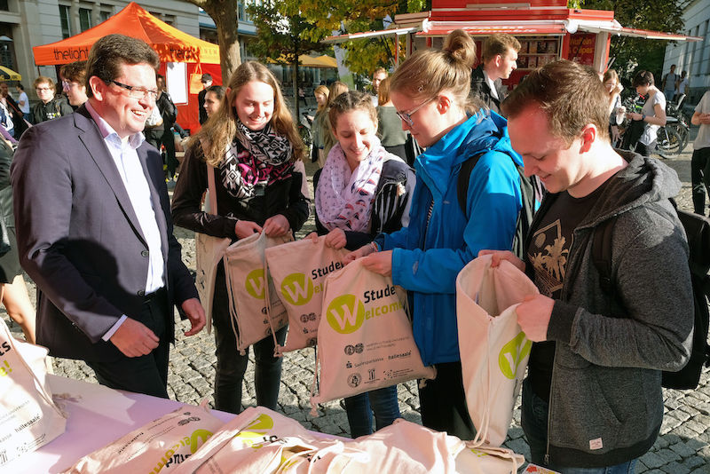 Rektor Christian Tietje begrüßt Erstis auf der Immatrikulationsfeier.