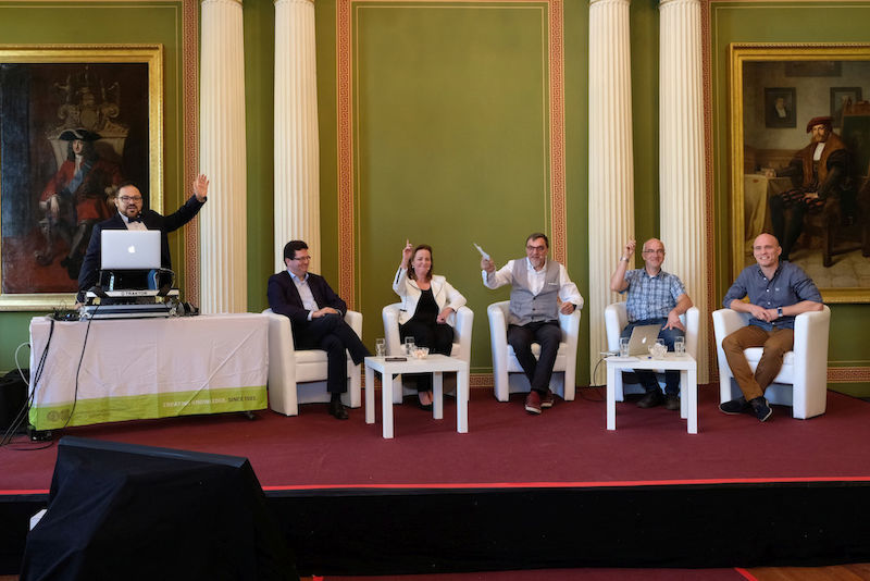 Das Podium beim "Student-Welcome-Talk" in der Aula