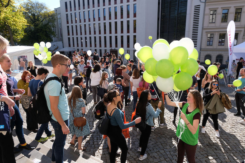 Vor dem Löwengebäude werden die Ballons verteilt.