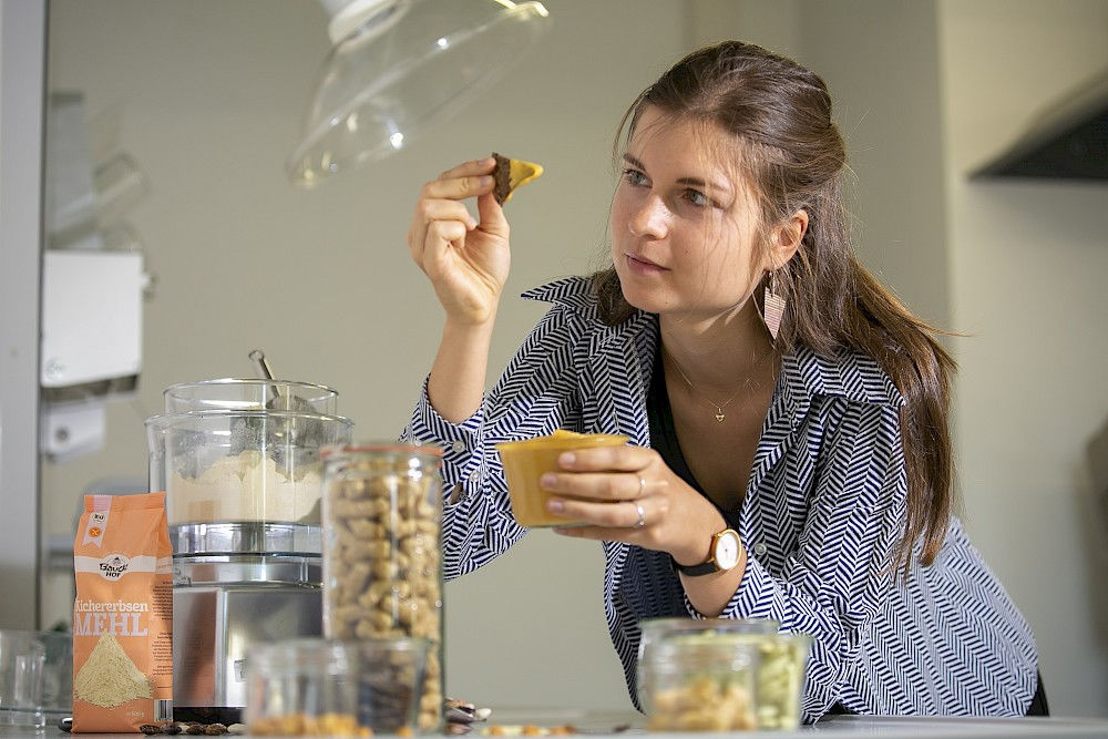 Emilie Wegner in ihrem Element - aus Hülsenfrüchten stellt sie Snacks und Dips her.