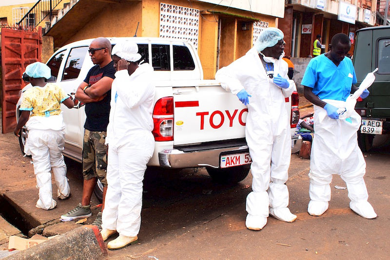 Ein "Ebola Response Team" nach einem Einsatz in Freetown, Sierra Leone
