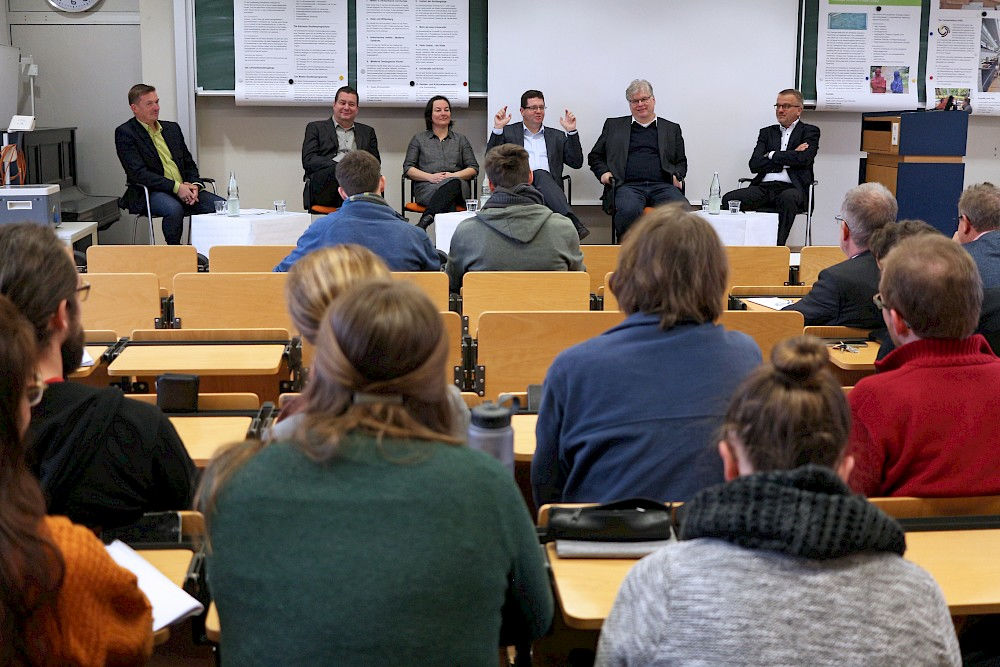 Auf dem Podium bei "Rektorat im Dialog": Daniel Cyranka, Markus Leber, Johanna Mierendorff, Christian Tietje, Wolf Zimmermann und Wolfgang Paul (v.l.)