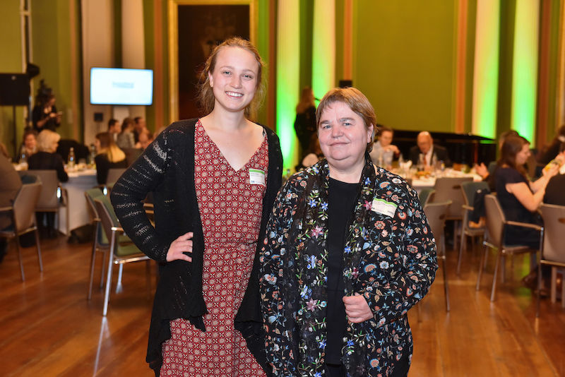 Stifterin und Stipendiatin: Ursula Hirschfeld und Emilia Kramer in der Aula des Löwengebäudes