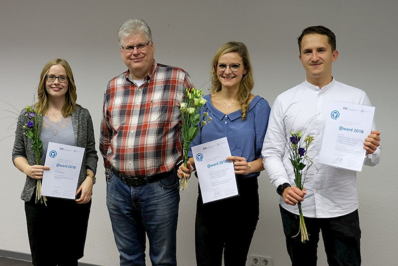 Prorektor Wolf Zimmermann (2.v.l.) nach der Preisvergabe mit Annabell Blaue (li.), Johanna Schubert und Clemens Ludwig