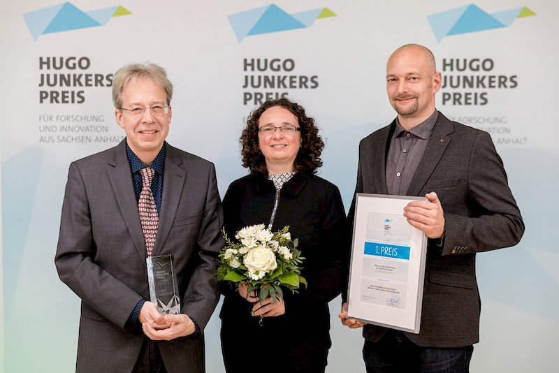 Sven-Erik Behrens (li.), Dr. Selma Gago Zachert und Torsten Gursinsky bei der Preisverleihung
