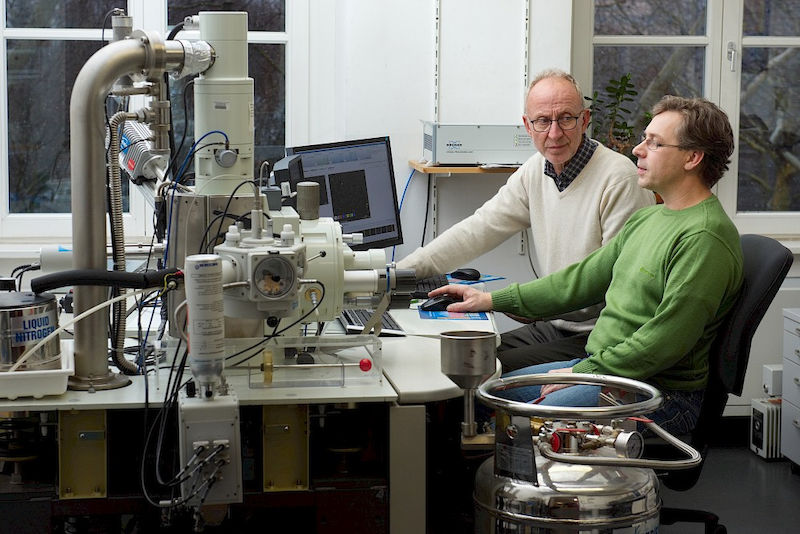 Gregor Borg (li.) und Doktorand Andreas Kamradt am Rasterelektronenmikroskop